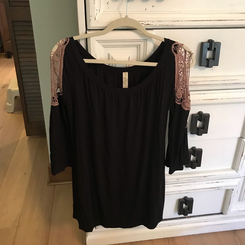 Crochet quarter-sleeve tunic shirt